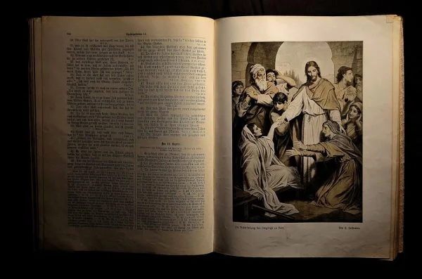 bible 600x397 - Lời Chúa có nghĩa là gì?