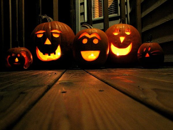 all hallows eve jack o lanterns 600x450 - Halloween: nguồn gốc và những cảnh giác