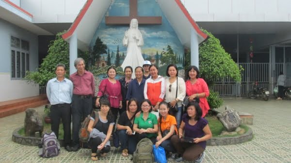 Giáo xứ Tân Phú: Nhóm Tự nguyện thăm mái ấm Tín Thác 6