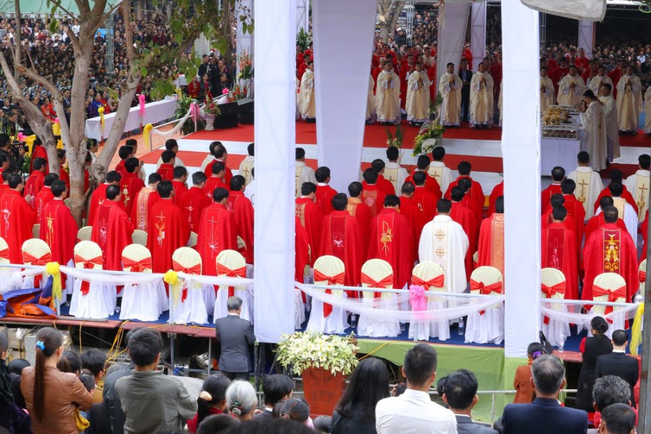 Vinh 03 - GP.VINH: Thánh lễ truyền chức Linh mục và Bế mạc Năm Thánh mừng kính các Thánh Tử đạo Việt Nam