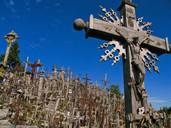 hill of crosses 1 1461230654 680x0 600x450 - Lịch sử thăng trầm của ngọn đồi thánh giá