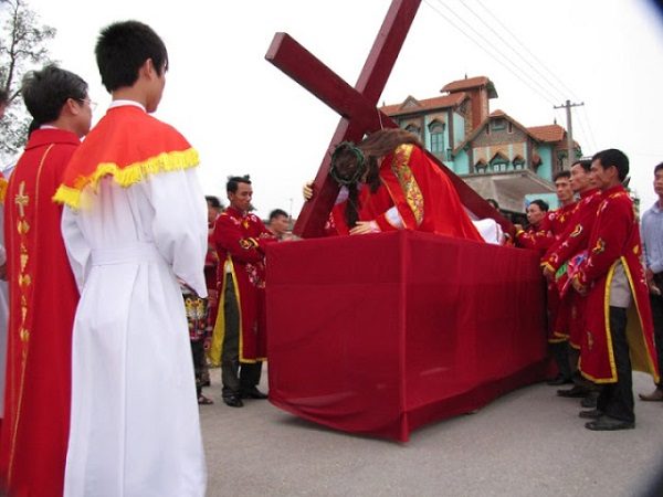 tai sao lai che phu cac thanh gia va cac anh tuong trong tuan cuoi mua chay 2 600x450 - Tại sao lại che phủ các thánh giá và các ảnh tượng trong tuần cuối mùa Chay?