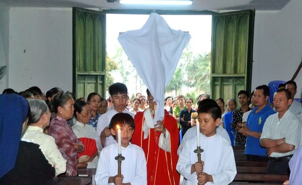 tai sao lai che phu cac thanh gia va cac anh tuong trong tuan cuoi mua chay 4 600x368 - Tại sao lại che phủ các thánh giá và các ảnh tượng trong tuần cuối mùa Chay?