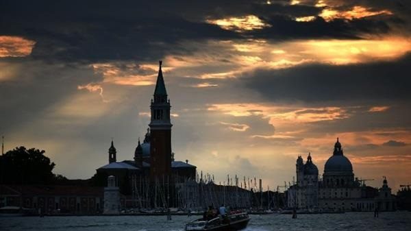 thanh pho venice chieu anh sang do tuong nho cac kito huu bi bach hai 600x337 - Thành phố Venice chiếu ánh sáng đỏ tưởng nhớ các Kitô hữu bị bách hại
