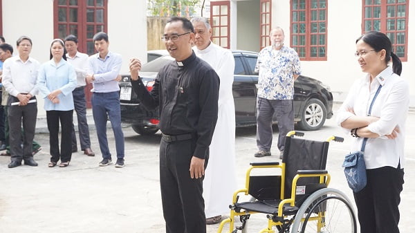 Caristas Thanh Hóa Trao tặng xe lăn, xe lắc cho người khuyết tật 3