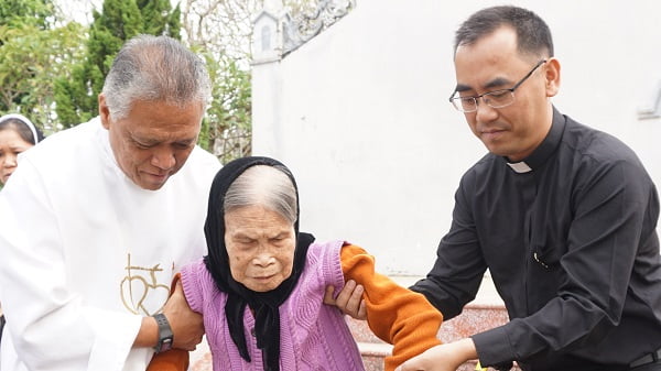 Caristas Thanh Hóa Trao tặng xe lăn, xe lắc cho người khuyết tật 5