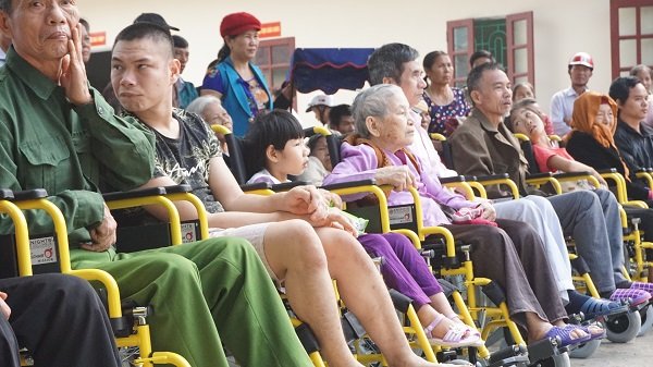 Caristas Thanh Hóa Trao tặng xe lăn, xe lắc cho người khuyết tật 2