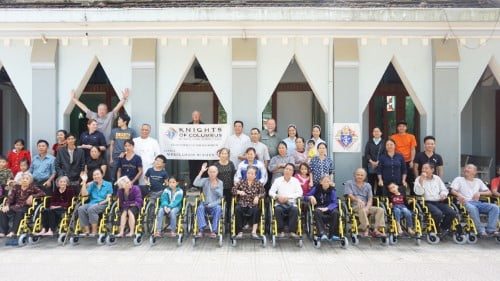 Caristas Thanh Hoas: Trao tặng xe lăn, xe lắc cho người khuyết tật