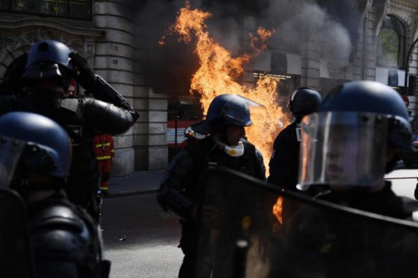 phap bieu tinh la rong sau vu chay nha tho duc ba paris 2 600x400 - Pháp: Biểu tình lan rộng sau vụ cháy Nhà thờ Đức Bà Paris