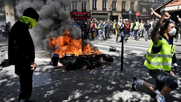 phap bieu tinh la rong sau vu chay nha tho duc ba paris 3 600x338 - Pháp: Biểu tình lan rộng sau vụ cháy Nhà thờ Đức Bà Paris