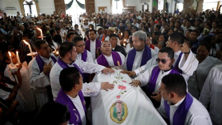 cac gm el salvador len an bao luc va viec sat hai hai linh muc - Các GM El Salvador lên án bạo lực và việc sát hại hai linh mục