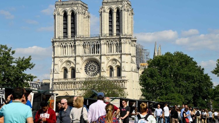 thanh le dau tien tai nha tho duc ba paris sau tran hoa hoan - Thánh lễ đầu tiên tại Nhà thờ Đức Bà Paris sau trận hỏa hoạn
