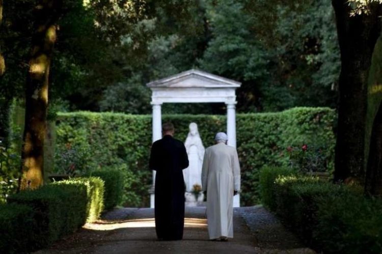 benedict in castel gandolfo 750x499 - Đức Giáo Hoàng danh dự Bênêđíctô thứ 16 bất ngờ rời Vatican