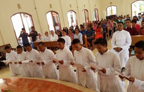 priest 2 - Đức Phanxicô viết cho các linh mục: “Cám ơn chúng con vì việc phục vụ của chúng con”