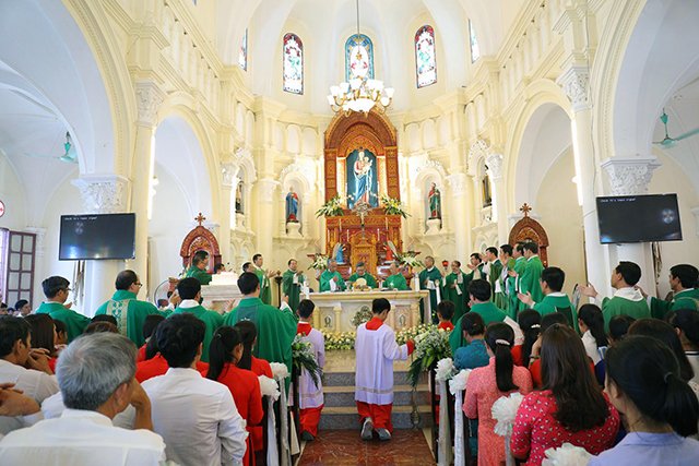 16387 luong xa 5 - Giáo xứ Lường Xá thay mặt Tổng Giáo phận chầu Thánh Thể Chúa 2019