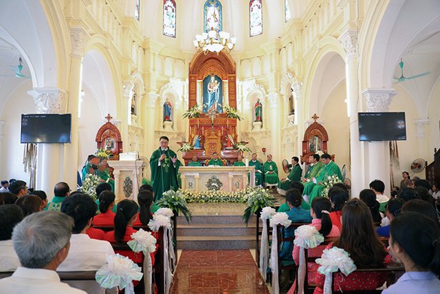 16387 luong xa 6 - Giáo xứ Lường Xá thay mặt Tổng Giáo phận chầu Thánh Thể Chúa 2019