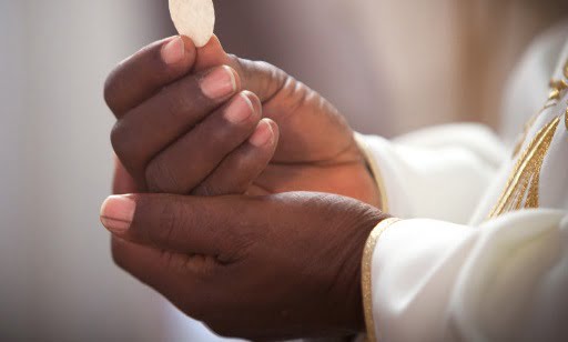 communion hands priest eucharist - Ai được phép rước Mình Máu Thánh Chúa trong Thánh Lễ?