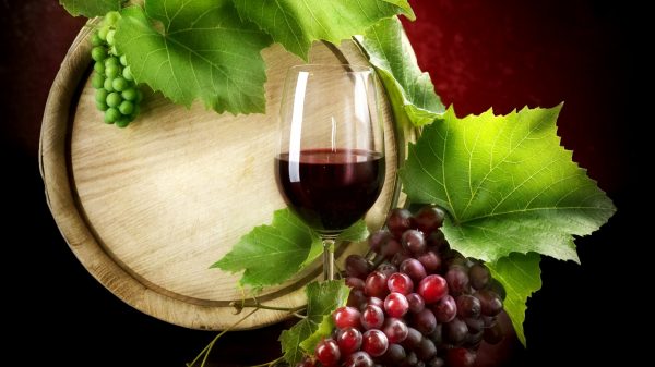red wine and grapes hq wallpapers 600x337 - Uống rượu có tội không?