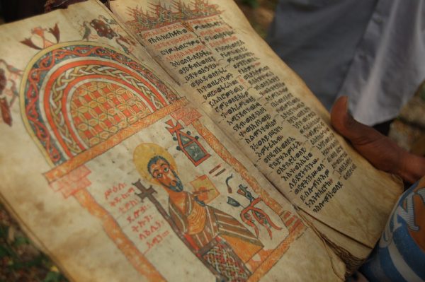 900 year old bible 600x399 - Tại sao gọi là Sấm truyền cũ và Sấm truyền mới?