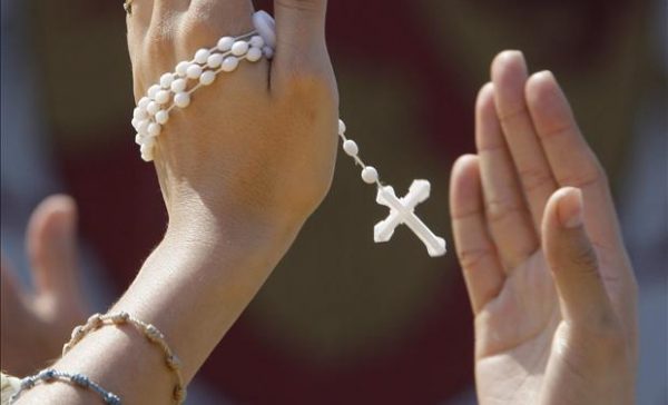 rosary 600x364 - Lần Chuỗi Mân Côi – một việc đạo đức đang bị giới trẻ "xếp xó"