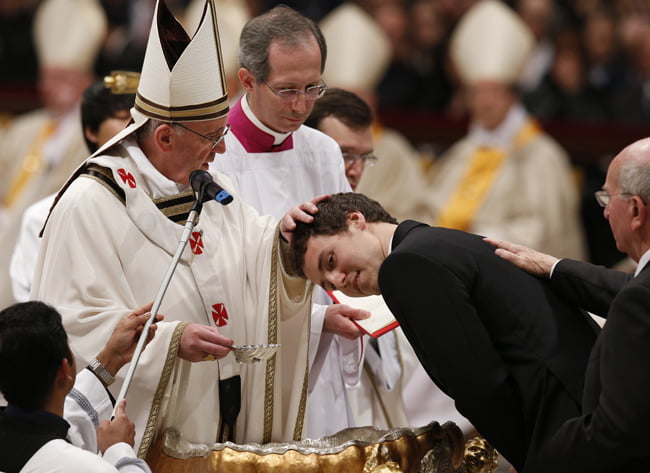 pope francis baptizes 2013 - Những người không gia nhập Giáo hội Công Giáo có được cứu rỗi không?