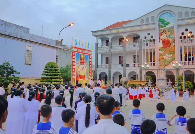 tram chau - Thánh Danh: Các em xưng tội, rước lễ lần đầu