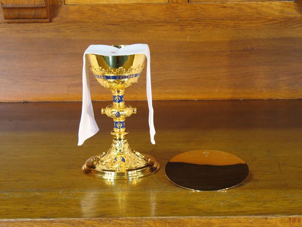 cach xep dat nhieu chen thanh va binh thanh tren ban tho 600x450 - Cách xếp đặt nhiều Chén thánh và Bình thánh trên bàn thờ