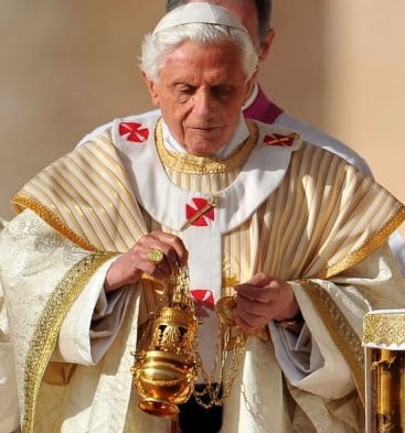 dai mu - Các phụ kiện phụng vụ dành riêng cho giáo hoàng
