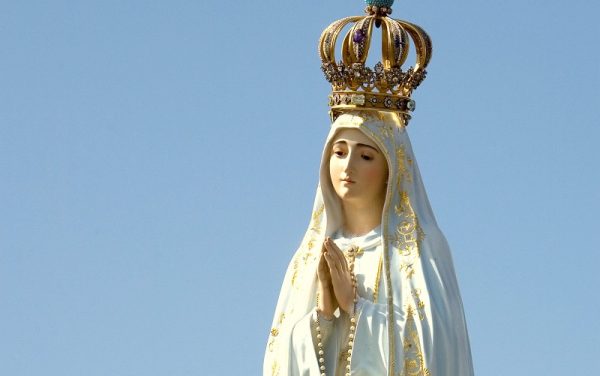 duc me 1 600x376 - Câu chuyện “tượng Đức Mẹ bị vỡ”: từ bãi rác đến cuộc rước kiệu ở Chicago