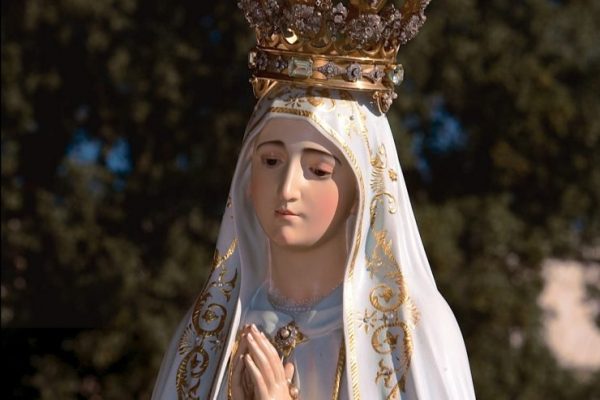 duc me fatima1 600x400 - Câu chuyện “tượng Đức Mẹ bị vỡ”: từ bãi rác đến cuộc rước kiệu ở Chicago