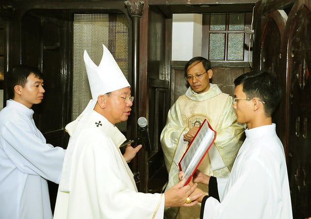 16050 nhan xu 11 - Cha Giuse Vũ Quang Học chính thức nhận sứ vụ tại Giáo xứ Hàm Long và Trung Chí