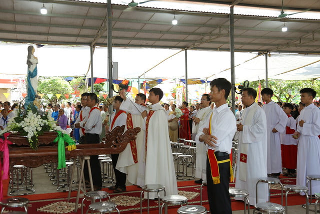 16083 ra mat 1 - Giáo họ Tân Phú nhận quyết định thành lập Giáo họ trong ngày lễ quan thầy