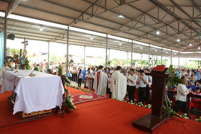 16083 ra mat 15 - Giáo họ Tân Phú nhận quyết định thành lập Giáo họ trong ngày lễ quan thầy