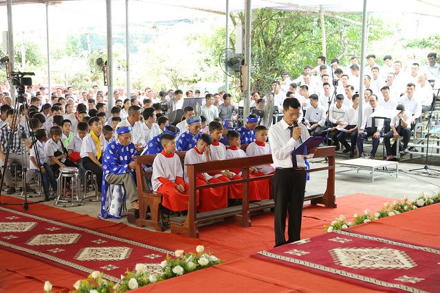 16083 ra mat 16 - Giáo họ Tân Phú nhận quyết định thành lập Giáo họ trong ngày lễ quan thầy