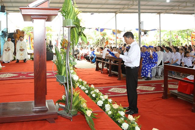 16083 ra mat 6 - Giáo họ Tân Phú nhận quyết định thành lập Giáo họ trong ngày lễ quan thầy