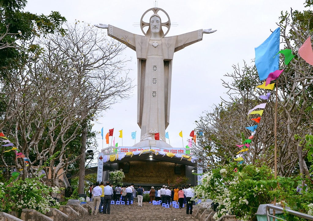 hinh 7 - Tượng Chúa Kitô Vua trên đỉnh Tao Phùng - Công trình của ngàn đôi tay