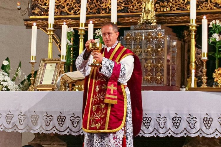 linh muc ba lan2 750x500 - Một linh mục bị tấn công ở Ba Lan