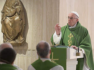 pope at mass - Đức Thánh Cha chia sẻ trong thánh lễ: "Tội lỗi ghì kéo linh hồn xuống! chỉ có Thần Khí mới giữ cho tâm hồn tươi trẻ"