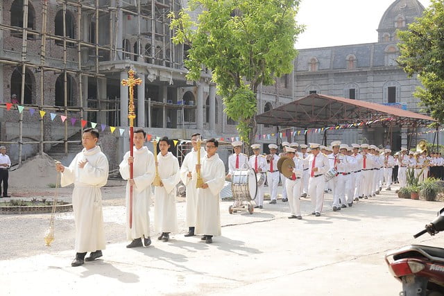 16270 them suc 1 - Giáo xứ Thạch Bích và Cao Mật Bến: 168 em thiếu nhi lãnh nhận Bí tích Thêm sức