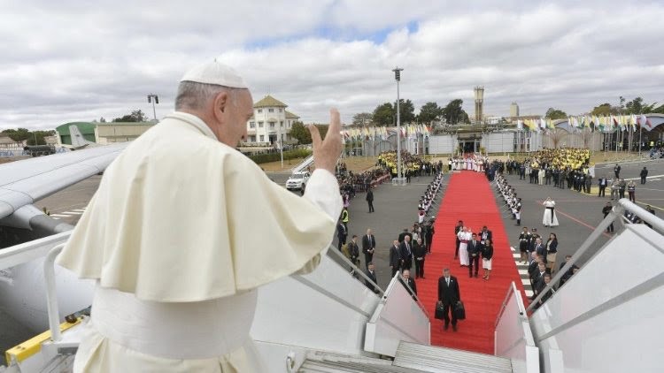 20190910 pope francis waves farewell to onlookers in madagascar 0 - ĐTC từ giã Madagascar, kết thúc chuyến tông du thứ 31