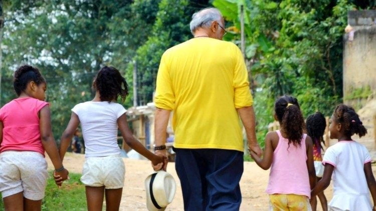 cha renato va cac tre em cua casa do menor 750x422 - Cha Renato Chiera, người cha của những đứa con không được yêu thương