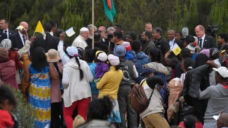 dtc cau nguyen cho nguoi lao dong o madagascar 750x422 - ĐTC cầu nguyện cho người lao động ở Madagascar