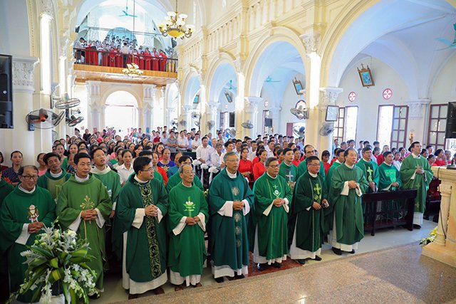 16387 luong xa 2 - Giáo xứ Lường Xá thay mặt Tổng Giáo phận chầu Thánh Thể Chúa 2019
