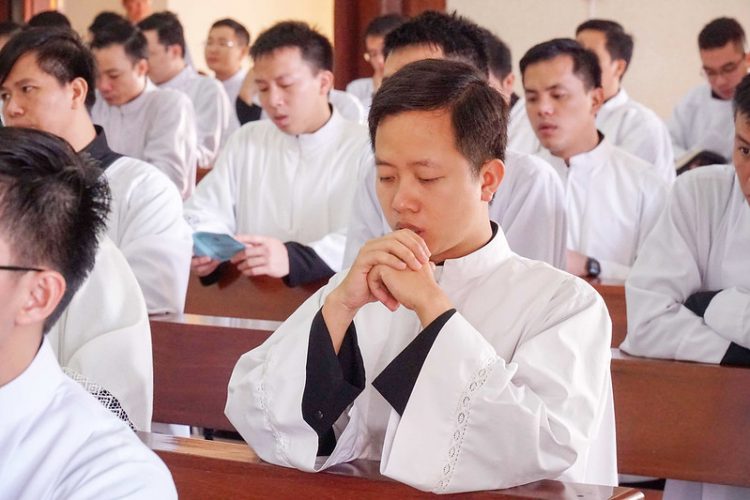 16469 quan thay 12 750x500 - ĐCV Thánh Giuse Hà Nội: Lớp thần I mừng lễ bổn mạng Thánh Giáo Hoàng Gioan XXIII