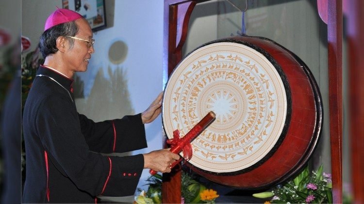 duc cha gioan do van ngan danh trong khai giang 750x422 - Trường Cao đẳng Hoà Bình Xuân Lộc: tốt nghiệp và khai giảng