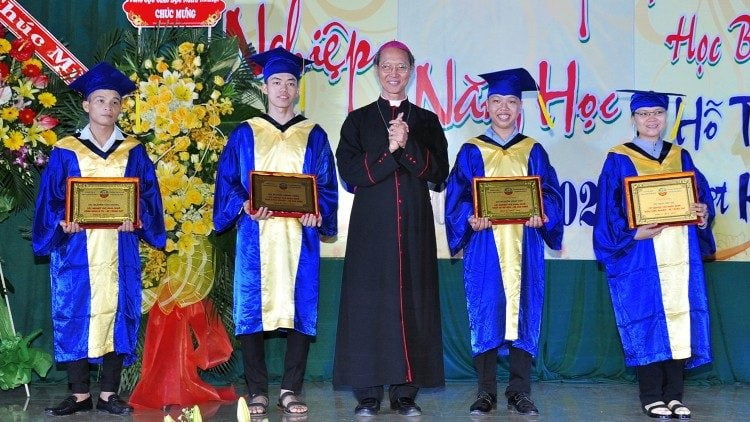 duc cha trao bang tuyen duong cho cac sinh vien tot nghiep xuat sac 750x422 - Trường Cao đẳng Hoà Bình Xuân Lộc: tốt nghiệp và khai giảng