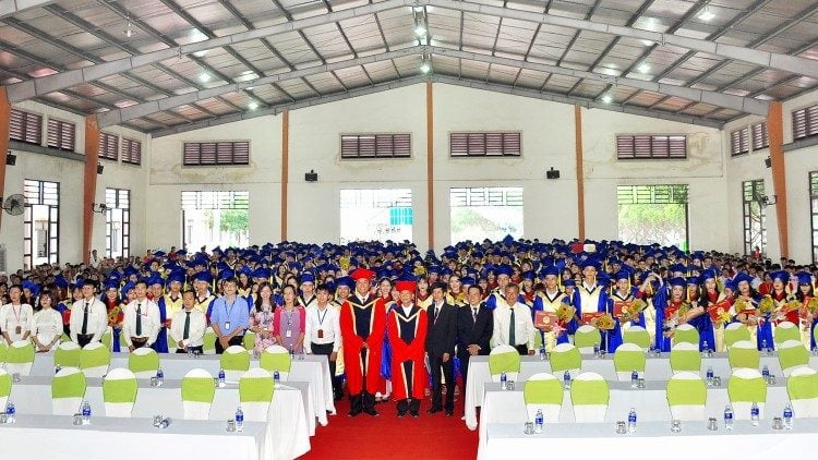 sinh vien tot nghiep 750x422 - Trường Cao đẳng Hoà Bình Xuân Lộc: tốt nghiệp và khai giảng