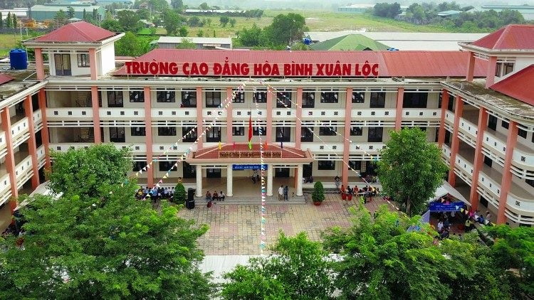 truong cao dang hoa binh xuan loc 750x422 - Trường Cao đẳng Hoà Bình Xuân Lộc: tốt nghiệp và khai giảng