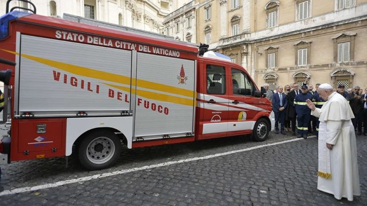 dtc phanxico lam phep xe moi duoc tang cho doi cuu hoa vatican 750x421 - ĐTC Phanxicô làm phép xe mới được tặng cho Đội cứu hỏa Vatican